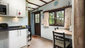 Réfrigérateur, cafetiÚre/bouilloire, tables à manger