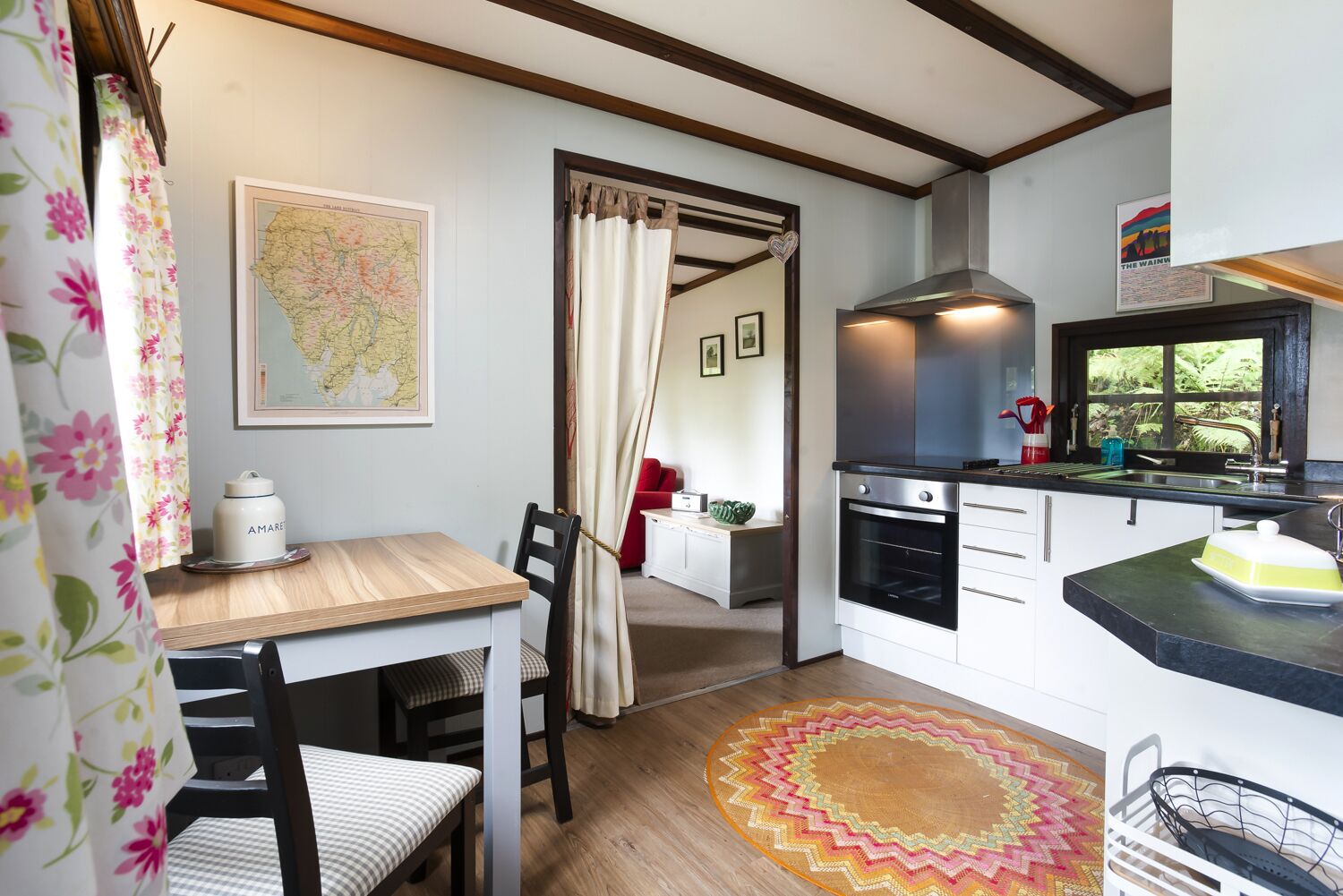 Réfrigérateur, cafetière/bouilloire, tables à manger