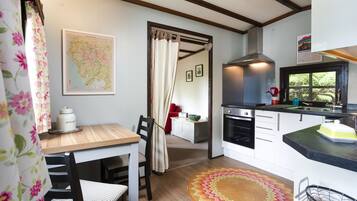 Réfrigérateur, cafetiÚre/bouilloire, tables à manger