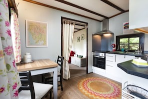 Réfrigérateur, cafetiÚre/bouilloire, tables à manger