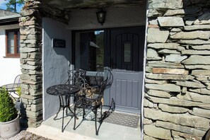 Outdoor dining - Jontys Cottage - Two Bedroom Apartment, Sleeps 4 (Ambleside)