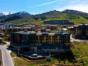 Situated in a scenic hilly area, this hotel offers a mix of room layouts, including standard and suite options, with a convenient parking area nearby.
