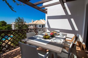 Outdoor dining - Pine View Falésia Beach by D'Alma Portuguesa (Albufeira)