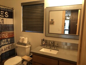 Kombinert dusj/badekar, håndklær og toalettpapir