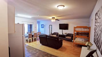 Family Suite, Multiple Bedrooms | Living room
