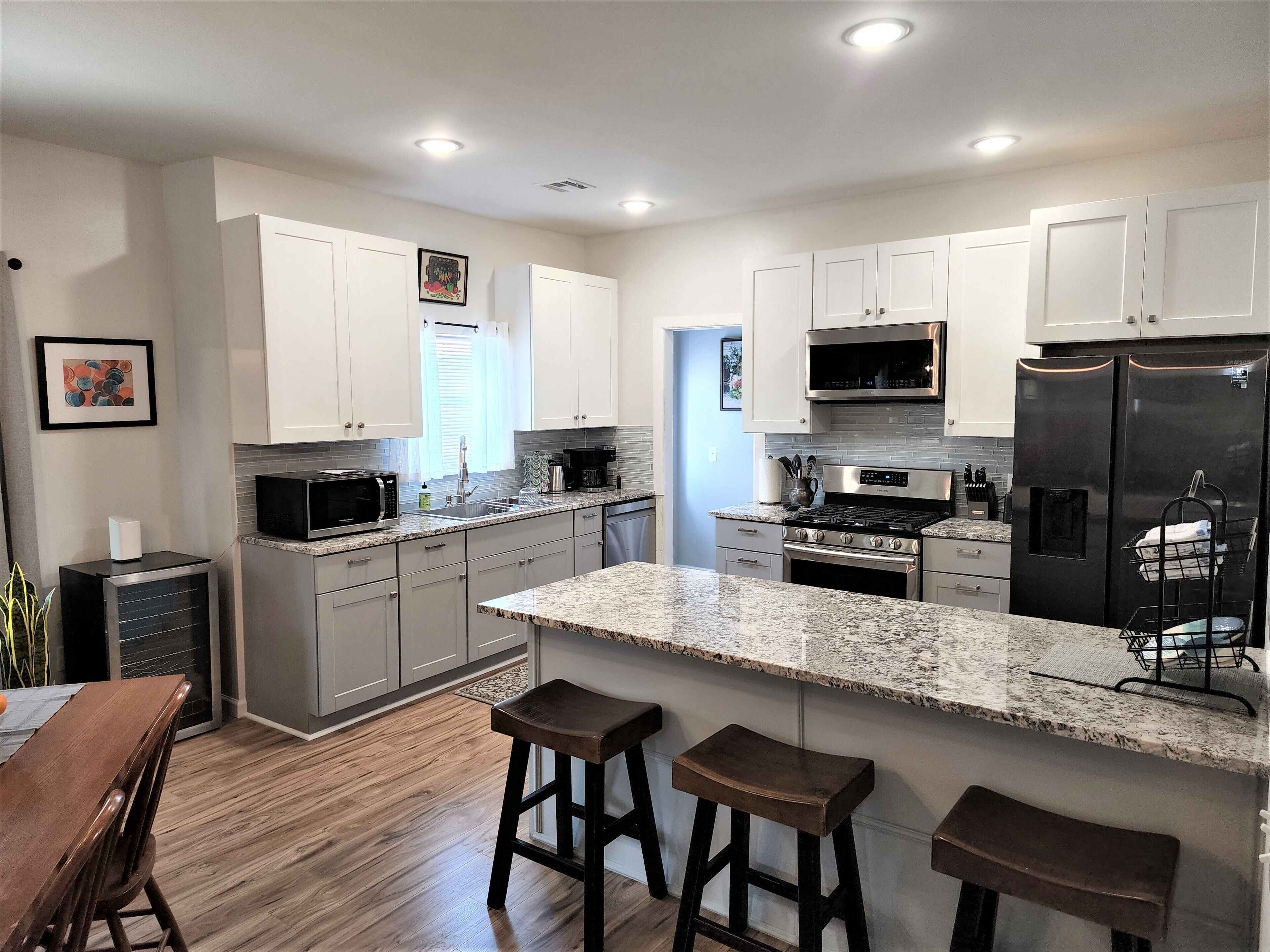 冷蔵庫、電子レンジ、オーブン、コンロ