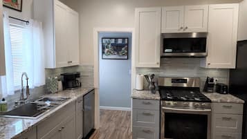 KylskÄp, mikrovÄgsugn, ugn och spishÀll