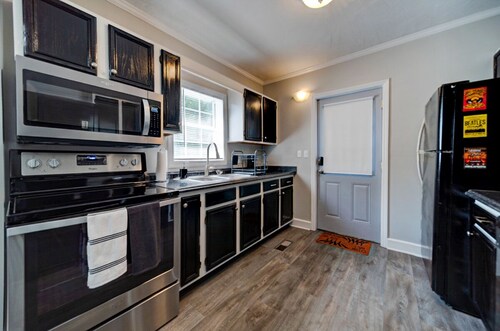 Rock and Roll Residence - short drive to Music City at 1/3 the Price!