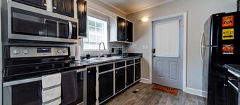 Rock and Roll Residence - short drive to Music City at 1/3 the Price!