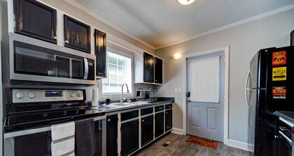 Rock and Roll Residence - short drive to Music City at 1/3 the Price!