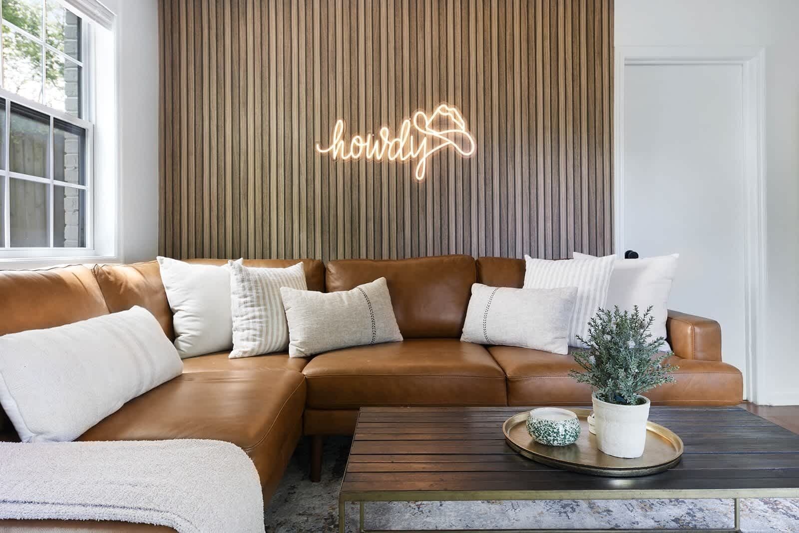 Een smart-tv, boeken en een kantoor