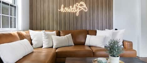 Téléviseur connecté, livres, bureau