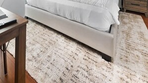 Un dormitorio moderno con una cama grande, un ventilador de techo, un escritorio y una mesita de noche.