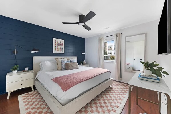 2 dormitorios, escritorio, tabla de planchar con plancha y cuna de viaje