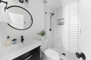 Douche, sèche-cheveux, serviettes fournies, savon