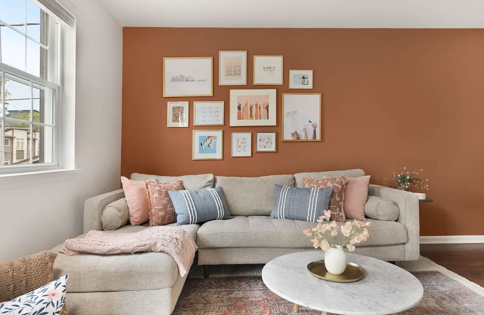 TV connectée, livres, espaces bureaux