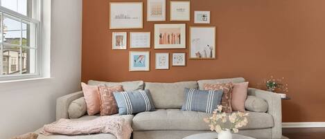 Smart TV, libros y oficina