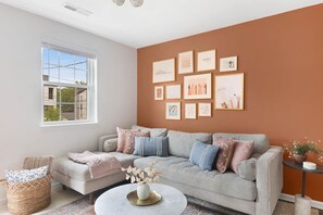 Smart TV, books, offices - Rosé Bungalow - 1.5 Miles to Broadway (Nashville)