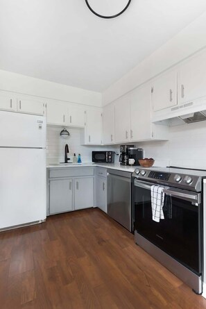 Frigorífico, microondas, horno y placa de cocina