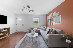 TV connectée, livres, espaces bureaux