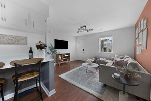 Una Smart TV, libros, una oficina