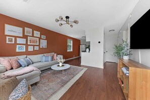 Smart-tv, böcker och kontor
