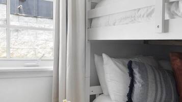 2 habitaciones, escritorio, tabla de planchar con plancha y wifi gratis