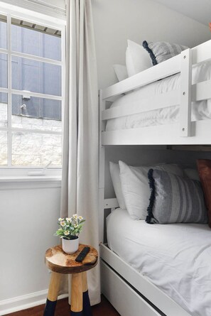 2 chambres, bureau, fer et planche à repasser, lit parapluie