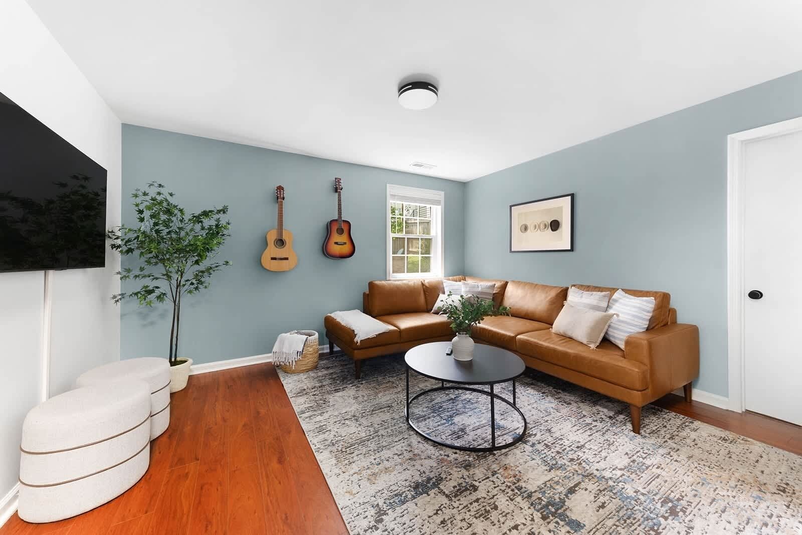 Cozy and Inviting Living Room with Plush Seating