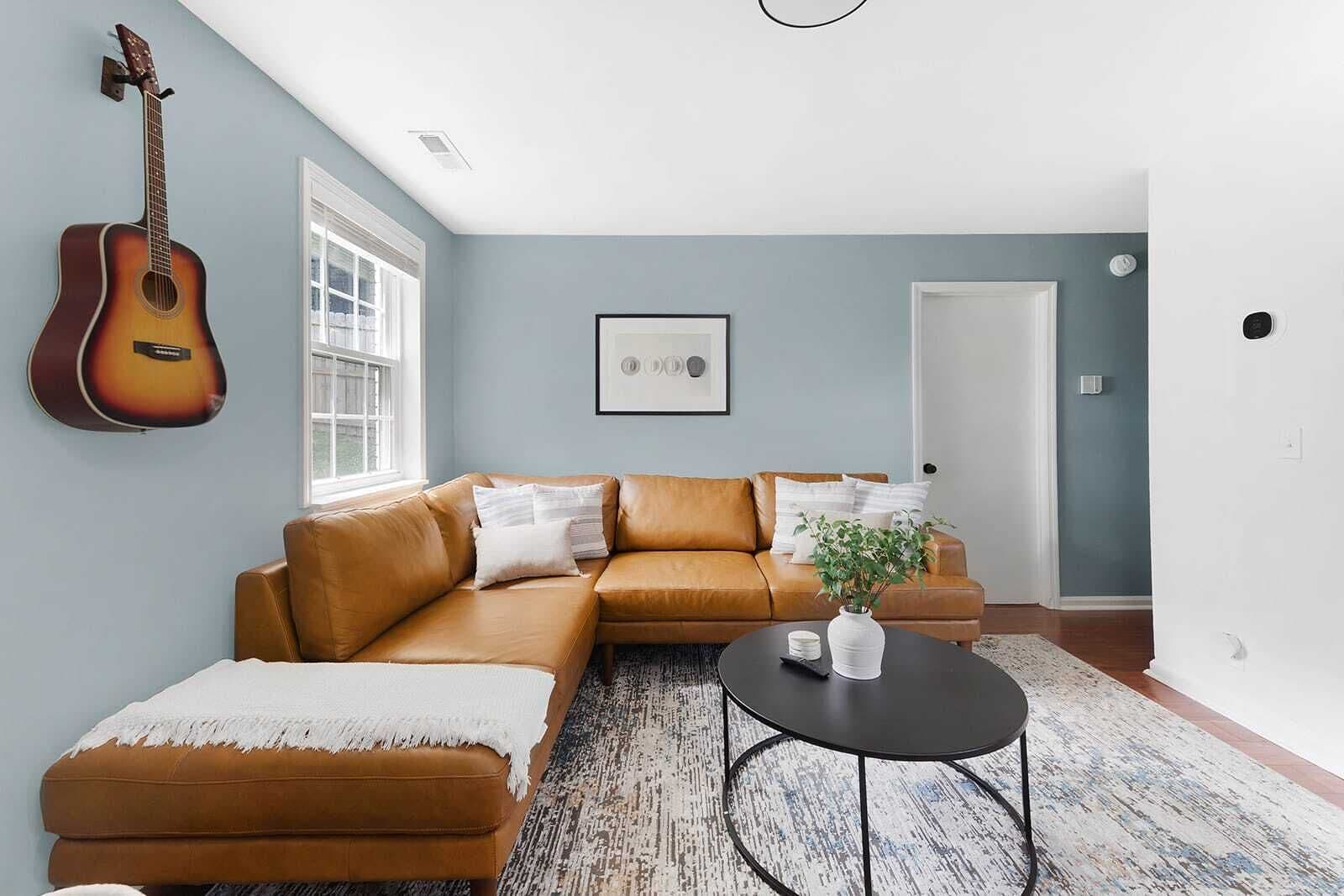 智能电视、书、办公室