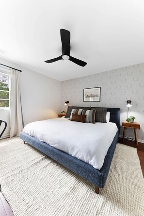 2 chambres, bureau, fer et planche à repasser, lit de bébé portatif