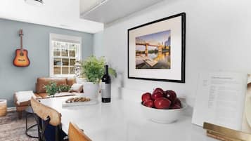 Smart TV, libros y oficina