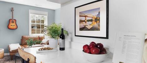 Smart TV, libros y oficina