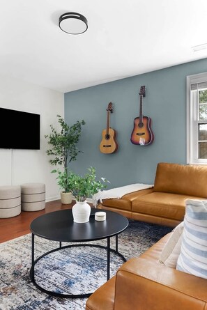 TV connectée, livres, espaces bureaux