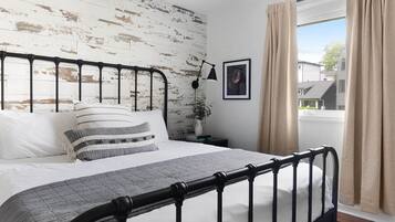 2 bedrooms, desk, iron/ironing board, WiFi (free)