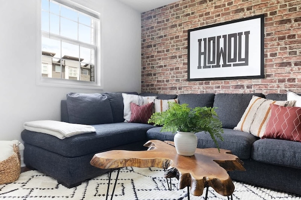 Cozy and Inviting Living Room with Plush Seating