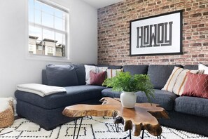 Téléviseur connecté, livres, bureau