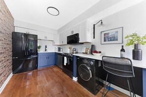 Réfrigérateur, four à micro-ondes, un four, surface de cuisson