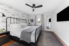 2 habitaciones, escritorio, tabla de planchar con plancha y wifi gratis 