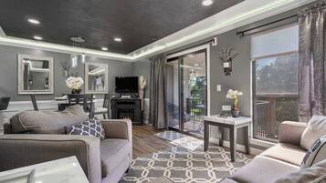 Condo, 1 giường cỡ king và sofa giường, ban công, quang cảnh sân golf (Retreat at the Pointe) | Khu phòng khách | TV màn hình phẳng 42-inch có truyền hình kỹ thuật số, lò sưởi