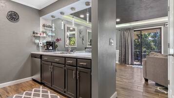 Condo, 1 giường cỡ king và sofa giường, ban công, quang cảnh sân golf (Retreat at the Pointe) | Nội thất