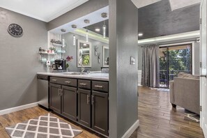 Condo, 1 giường cỡ king và sofa giường, ban công, quang cảnh sân golf (Retreat at the Pointe) | Nội thất