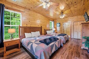 7 bedrooms, desk, iron/ironing board, travel cot - HUGE 7BD Lodge IN TOWN +Pool Table + Views (Gatlinburg)