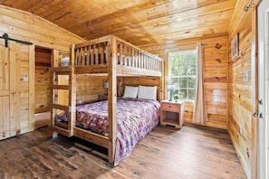 7 habitaciones, escritorio y tabla de planchar con plancha 