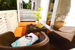 Terrace/patio - Adorable studio style casita with all the comforts (West Bay, Roatán)