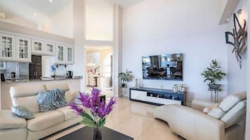 TV connectée, table de tennis de table, livres, chaßne hi-fi