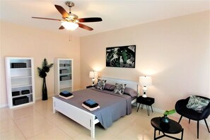 5 slaapkamers, een kluis op de kamer, een bureau