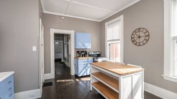 Condo, 1 Queen Bed, Kitchen | Private kitchen | Fridge, microwave, oven, stovetop