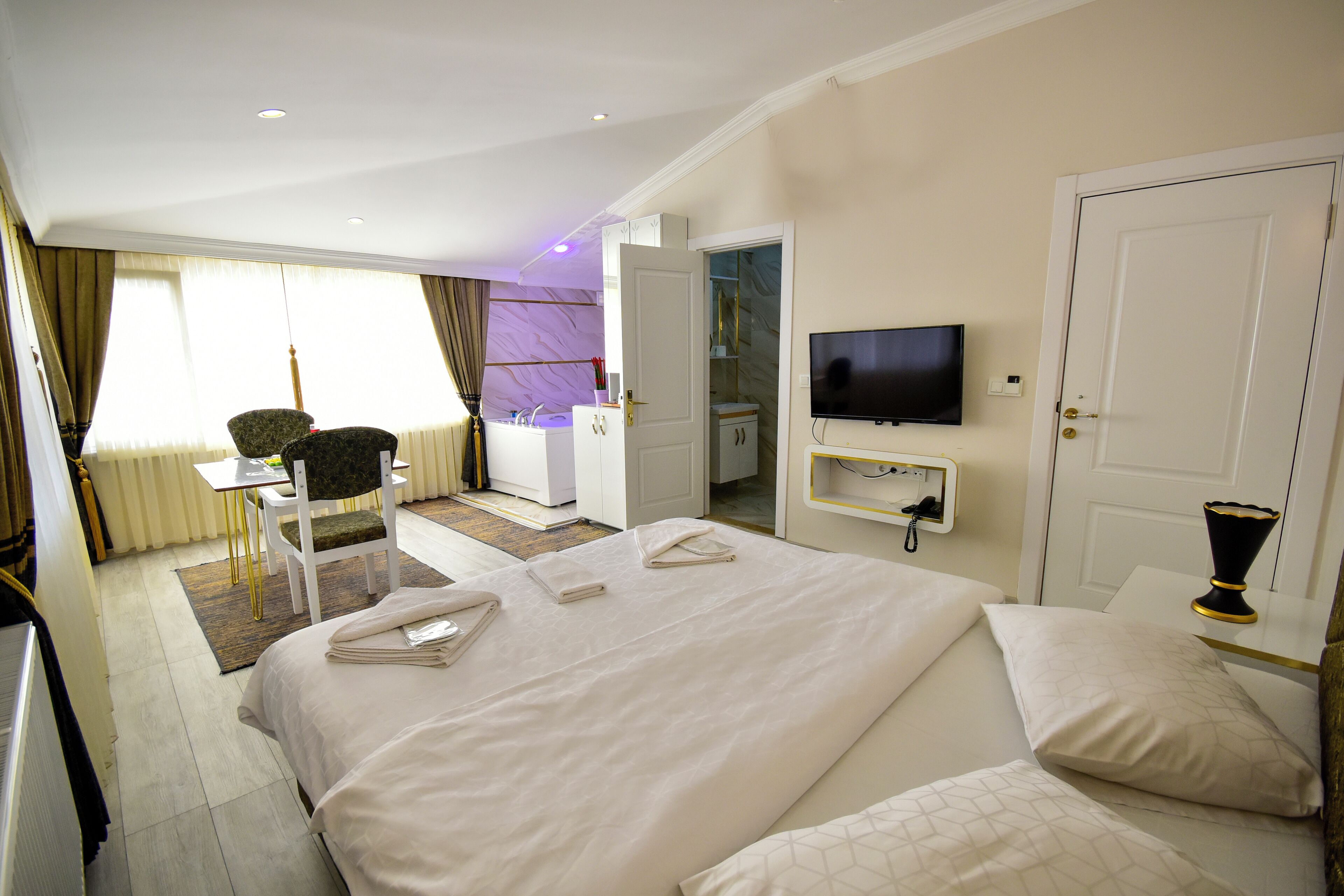 ห้องบิสซิเนสสตูดิโอสวีท | เครื่องนอนระดับพรีเมียม, ผ้านวมขนเป็ด, มินิบาร์