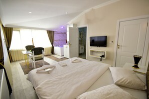 Businessstudiosviitti | Ylelliset vuodevaatteet, untuvapeitot, minibaari